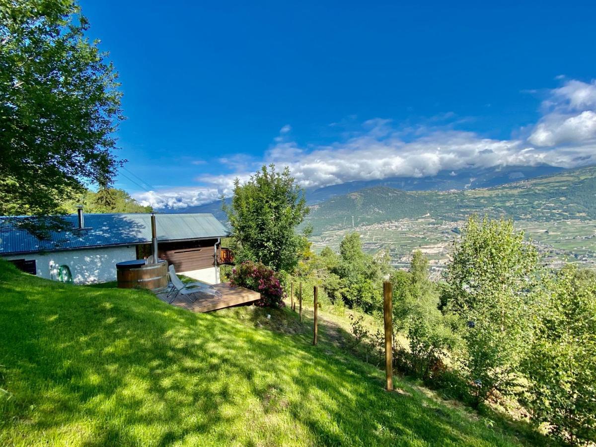 Eco Lodge With Jacuzzi And View In The Swiss Alps Grône Kültér fotó